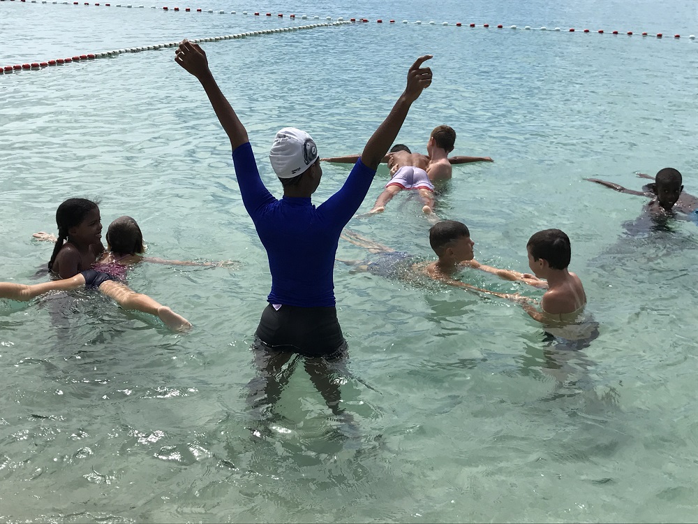 Exercice dans l'eau avec les élèves