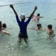 Exercice dans l'eau avec des élèves